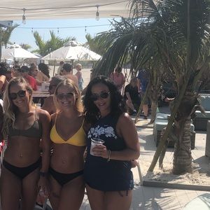 Meet your Posher, Tins